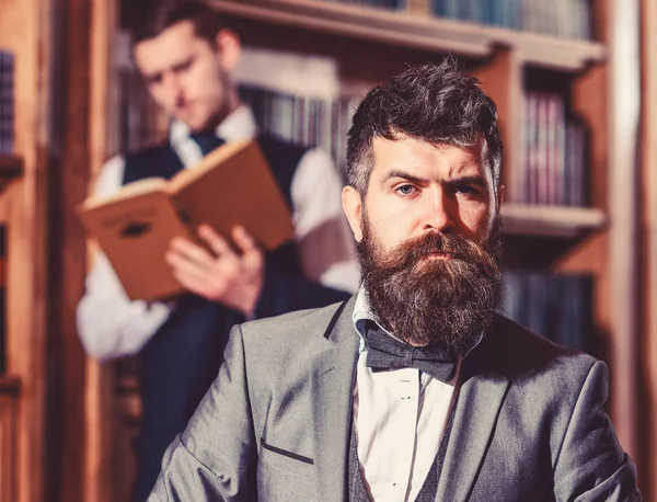 Porträt eines jungen bärtigen Mannes strenge oder ernste Gesicht — Stockfoto