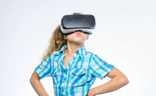 Menina em óculos de realidade virtual. O miúdo usa tecnologia moderna. Um miúdo com auscultadores RV. Futuro digital e inovação. Criança pequena usa óculos VR sem fio. Trabalhar com tecnologias inovadoras — Fotografia de Stock