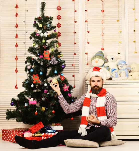 Weihnachtsmann mit ernstem Gesicht Holzwand mit Girlanden — Stockfoto