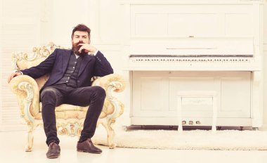 Maço çekici ve zarif ciddi bir yüz ve düşünceli ifade. Sakal ve bıyık Klasik takım elbise eski moda koltuk lüks iç oturur adam. Elit yaşam tarzı kavramı