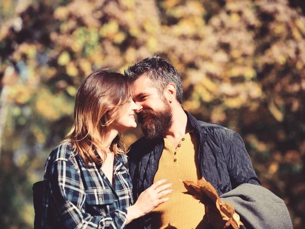 Liefde, relatie, familie en mensen concept - glimlachend paar knuffelen — Stockfoto