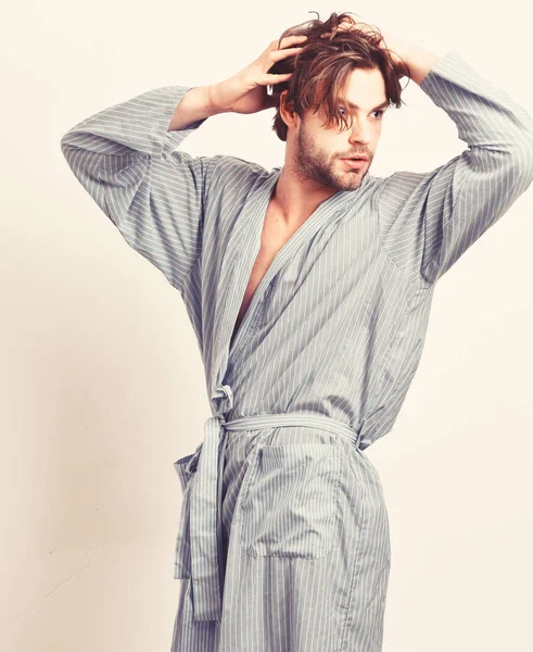 Sexy macho en albornoz azul o ropa de ocio . — Foto de Stock