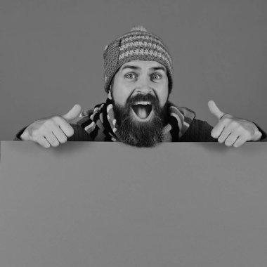 Sakallı ve neşeli yüzlü hippi kalın kıyafetler giyer.