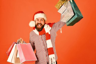 Renkli paketli Noel Baba. Kara Cuma satış konsepti.