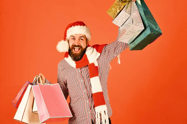 Weihnachtsmann mit bunten Päckchen. Black-Friday-Verkaufskonzept. — Stockfoto