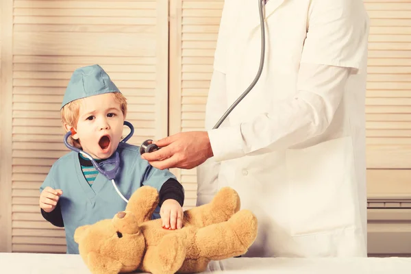 El ayudante examina al oso de peluche. Concepto de salud e infancia . —  Fotos de Stock