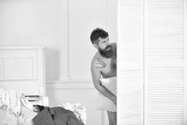 Sevgili beyaz iç çıplak yakalandı. Hippi beklenmedik bir şekilde yatak odasında tespit şok yüzündeki çıplak. Aşık kavramı karşı savunmasız. Adam sakal ve bıyık ekran katlama arkasında saklanıyor