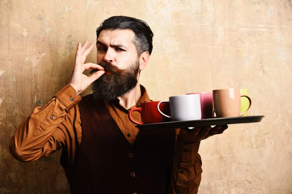 Cameriere vassoio con set da tè su sfondo texture beige — Foto Stock
