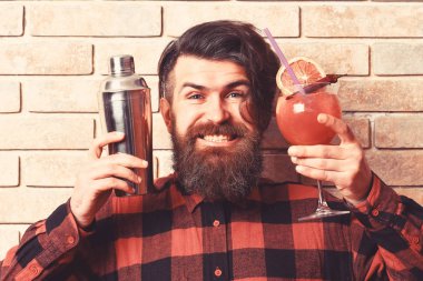 Barmen sakal, şık saç ve neşeli yüzü