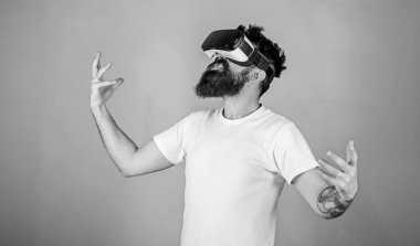 Güç kavramı. Hipster yüz eller güçlü iken yetiştirme bağırarak üzerinde etkileşim içinde sanal gerçeklik. Adam kafa monte ekran ile etkileşim Vr. erkekte Vr gözlük, yeşil arka planda sakallı