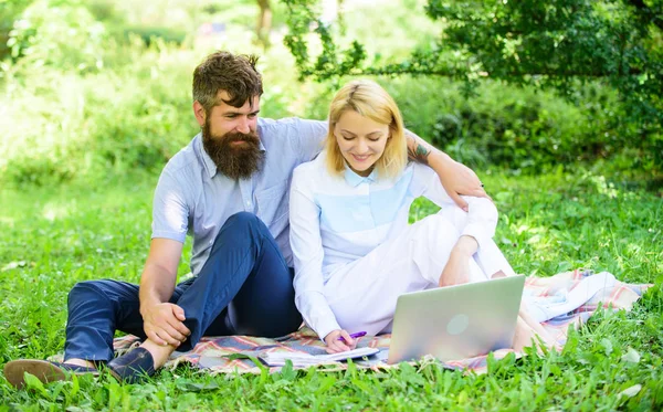 Indépendant concept de prestation de vie. Comment concilier vie familiale et vie indépendante. Les jeunes couples passent leurs loisirs à travailler à l'extérieur avec un ordinateur portable. Couple amoureux ou travail familial freelance. Affaires en ligne modernes — Photo