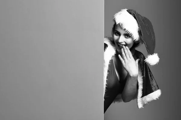 Mooie leuke sexy santa meisje of vriendelij glimlachend blonde vrouw met mode blauwe lippen in Nieuwjaar zwembroek en kerst hoed of xmas Kaap op rode groene studio achtergrond, kopiëren — Stockfoto