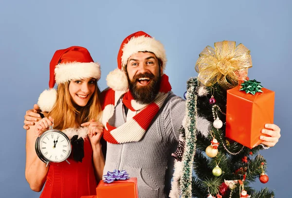 Uomo con barba e donna con facce felici su blu — Foto Stock