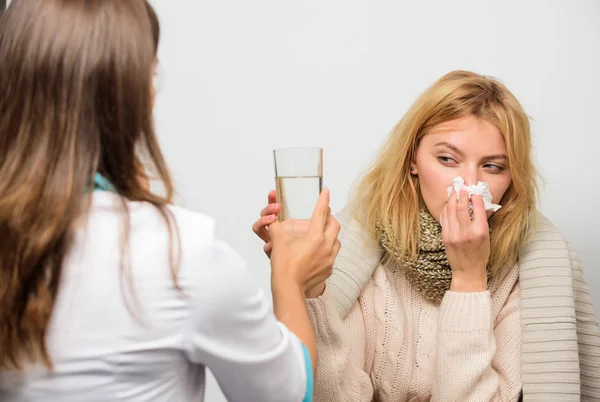 Consejos cómo deshacerse del frío. Mujer consultar con el médico. Niña en pañuelo mantenga el tejido mientras que el médico ofrece tratamiento. Remedios contra el resfriado y la gripe Reconoce los síntomas del resfriado. Remedios deben ayudar a vencer el frío rápido —  Fotos de Stock