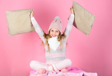 Çocuk uzun saç sıcak Yün şapka sıcak keyfini çıkarın. Devam edecektir sıcak aksesuarları Bu kış rahat. Pembe arka plan rahatlatıcı çocuk kız giyim örme sıcak şapka. Kış moda sıcak giysiler concep