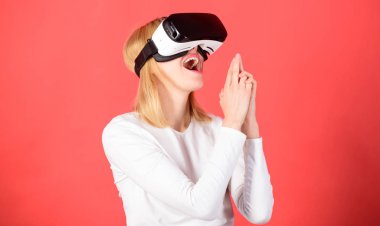 Neşeli gülümseyen kadın VR gözlük arıyorum. VR aygıt kullanan kadın. Kişi kırmızı zemin üzerine izole sanal gerçeklik kask ile. Cyber spor.