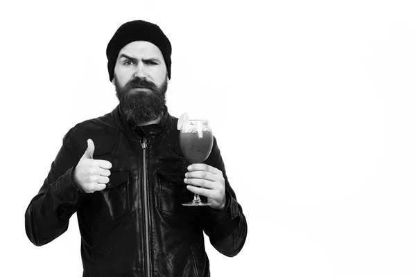 Brutale blanke hipster met alcoholische drank of verse cocktail — Stockfoto