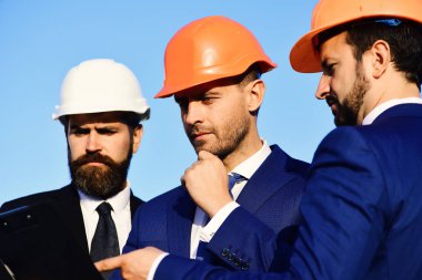 İşçiler ve mühendis projeyle ilgili bir toplantı yaptılar. İnşaatçılar planı tartışıyor