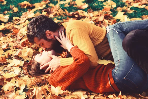 Relación y tiempo de otoño. Hombre y mujer con caras tiernas — Foto de Stock