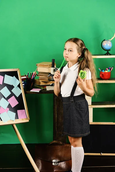 De volta ao conceito de escola e infância. Material escolar e infantil — Fotografia de Stock