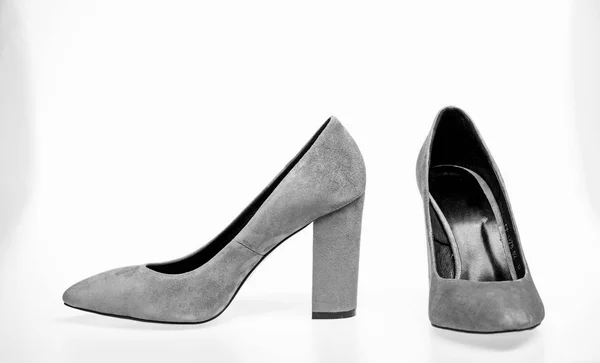 Пара модных туфель на высоких каблуках. Обувь из серой замши на белом фоне, изолированная, копировальная. Обувь для женщин с толстыми каблуками. Модная концепция обуви — стоковое фото