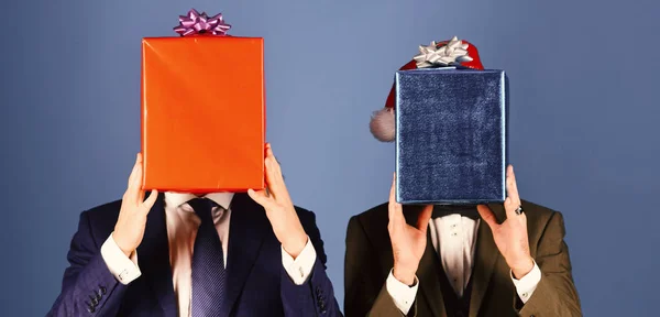 Επιχειρηματίες κρύβουν πρόσωπα με κόκκινα και μπλε κουτιά δώρων — Φωτογραφία Αρχείου