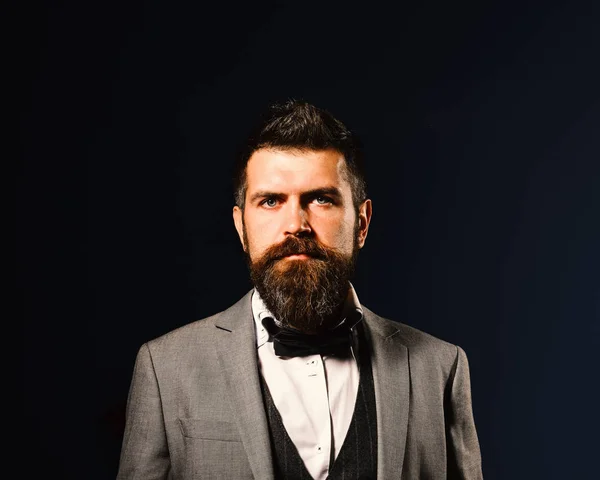 Hombre Negocios Sonriente Con Barba Pajarita Pared Del Estudio Azul —  Fotos de Stock