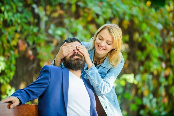 Parque mejor lugar para una cita romántica. Sorpresa para él. Pareja en amor romántico fecha naturaleza parque fondo. Grandes consejos para una cita. Relaciones amorosas sentimientos románticos. Concepto romántico. Hombre espera novia — Foto de Stock