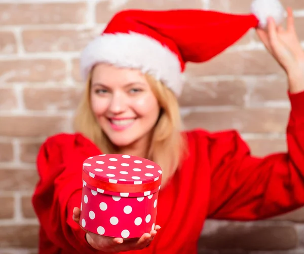Frohe Weihnachten und ein gutes neues Jahr. glückliches Mädchen mit Weihnachtsmann-Hut. Lieferung Weihnachtsgeschenke. Neujahrsparty. lächelnde Frau, die Weihnachten feiert. Eröffnung Weihnachtsgeschenk. Im Warten — Stockfoto