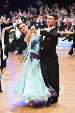 Stuttgart, Almanya - 15 Ağustos 2015: 15 Ağustos 'ta Almanya' nın Stuttgart kentinde düzenlenen Grand Slam Açık Şampiyonası sırasında dans pozu veren kimliği belirsiz bir çift