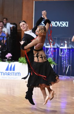 Stuttgart, Almanya - 15 Ağustos 2015: 15 Ağustos 'ta Almanya' nın Stuttgart kentinde düzenlenen Grand Slam Açık Şampiyonası sırasında dans pozu veren kimliği belirsiz bir çift