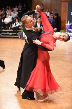 Stuttgart, Almanya - 15 Ağustos 2015: 15 Ağustos 'ta Almanya' nın Stuttgart kentinde düzenlenen Grand Slam Açık Şampiyonası sırasında dans pozu veren kimliği belirsiz bir çift