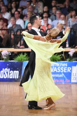 Stuttgart, Almanya - 15 Ağustos 2015: 15 Ağustos 'ta Almanya' nın Stuttgart kentinde düzenlenen Grand Slam Açık Şampiyonası sırasında dans pozu veren kimliği belirsiz bir çift