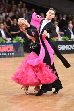 Stuttgart, Almanya - 15 Ağustos 2015: 15 Ağustos 'ta Almanya' nın Stuttgart kentinde düzenlenen Grand Slam Açık Şampiyonası sırasında dans pozu veren kimliği belirsiz bir çift