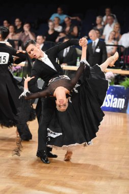 Stuttgart, Almanya - 15 Ağustos 2015: 15 Ağustos 'ta Almanya' nın Stuttgart kentinde düzenlenen Grand Slam Açık Şampiyonası sırasında dans pozu veren kimliği belirsiz bir çift