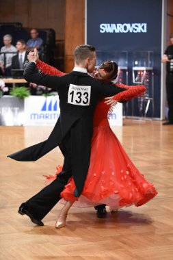 Stuttgart, Almanya - 15 Ağustos 2015: 15 Ağustos 'ta Almanya' nın Stuttgart kentinde düzenlenen Grand Slam Açık Şampiyonası sırasında dans pozu veren kimliği belirsiz bir çift