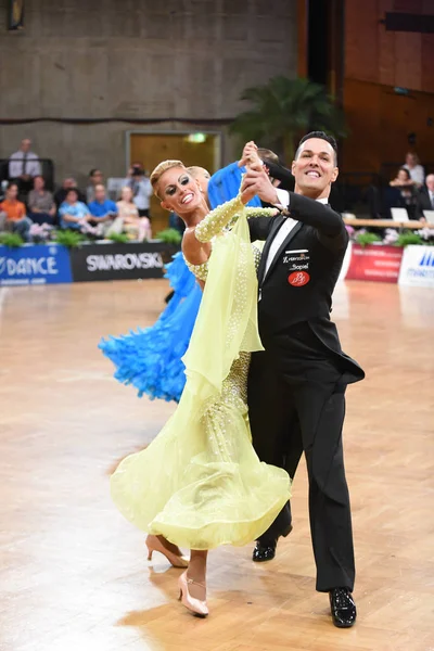 Stuttgart Alemanha Agosto 2015 Casal Dança Não Identificado Uma Pose — Fotografia de Stock