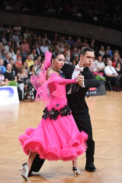 Stuttgart, Almanya - 15 Ağustos 2015: 15 Ağustos 'ta Almanya' nın Stuttgart kentinde düzenlenen Grand Slam Açık Şampiyonası sırasında dans pozu veren kimliği belirsiz bir çift