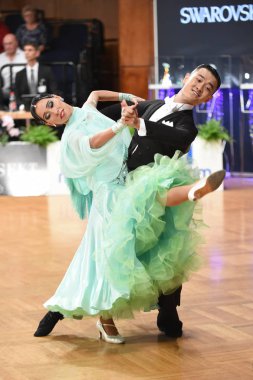 Stuttgart, Almanya - 15 Ağustos 2015: 15 Ağustos 'ta Almanya' nın Stuttgart kentinde düzenlenen Grand Slam Açık Şampiyonası sırasında dans pozu veren kimliği belirsiz bir çift