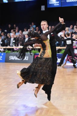 Stuttgart, Almanya - 15 Ağustos 2015: 15 Ağustos 'ta Almanya' nın Stuttgart kentinde düzenlenen Grand Slam Açık Şampiyonası sırasında dans pozu veren kimliği belirsiz bir çift
