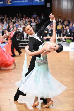 Stuttgart, Almanya - 15 Ağustos 2015: 15 Ağustos 'ta Almanya' nın Stuttgart kentinde düzenlenen Grand Slam Açık Şampiyonası sırasında dans pozu veren kimliği belirsiz bir çift