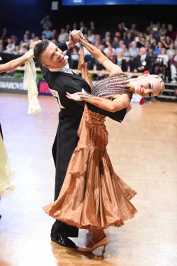 Stuttgart, Almanya - 15 Ağustos 2015: 15 Ağustos 'ta Almanya' nın Stuttgart kentinde düzenlenen Grand Slam Açık Şampiyonası sırasında dans pozu veren kimliği belirsiz bir çift