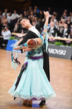 Stuttgart, Almanya - 15 Ağustos 2015: 15 Ağustos 'ta Almanya' nın Stuttgart kentinde düzenlenen Grand Slam Açık Şampiyonası sırasında dans pozu veren kimliği belirsiz bir çift