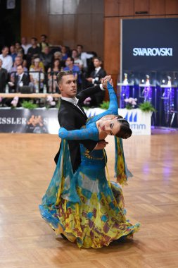 Stuttgart, Almanya - 15 Ağustos 2015: 15 Ağustos 'ta Almanya' nın Stuttgart kentinde düzenlenen Grand Slam Açık Şampiyonası sırasında dans pozu veren kimliği belirsiz bir çift