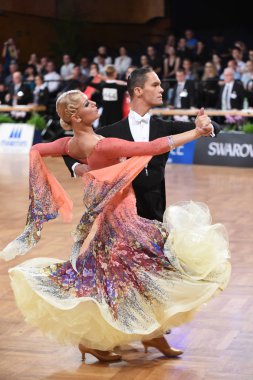 Stuttgart, Almanya - 15 Ağustos 2015: 15 Ağustos 'ta Almanya' nın Stuttgart kentinde düzenlenen Grand Slam Açık Şampiyonası sırasında dans pozu veren kimliği belirsiz bir çift