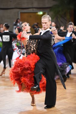 Stuttgart, Almanya - 15 Ağustos 2015: 15 Ağustos 'ta Almanya' nın Stuttgart kentinde düzenlenen Grand Slam Açık Şampiyonası sırasında dans pozu veren kimliği belirsiz bir çift