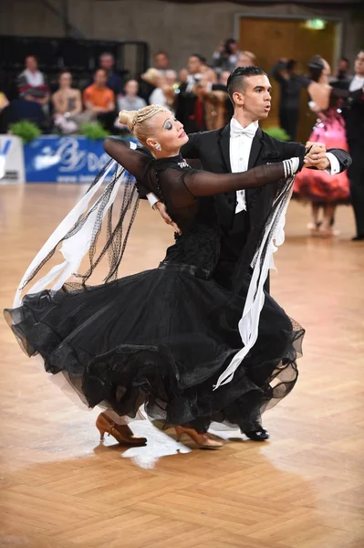 ドイツ シュトゥットガルト2015年8月15日 ドイツ シュトゥットガルトで8月15日に開催されたドイツ オープン選手権のグランドスラム スタンダードで ダンスポーズを着た無名のダンスカップル — ストック写真