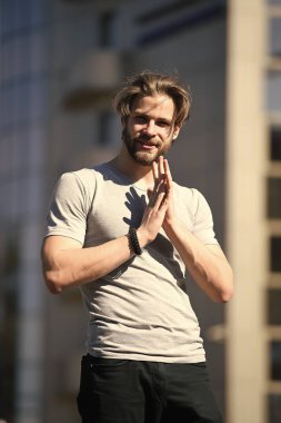 Sakallı, gri tişörtlü, maço.