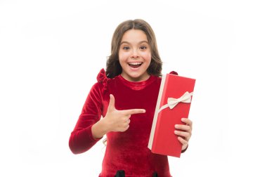 En iyi oyuncaklar ve çocuklar için Noel hediyeleri. Elbise kıvırcık saç modeli, evlat küçük kız hediye kutusu tutun. Çocuk hediyesini açmak hakkında heyecanlı. Küçük sevimli kız alınan tatil hediye. Hediye alma tadını çıkarın