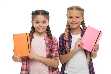 Kızlar konsepti için günlüğü. Çocuk şirin kızlar bloknot veya beyaz arka plan üzerinde izole Günlükler tutun. Sırları senin şirin kız gibi günlük journal uygulamasında not etmek aşağı. Çocuklar için yazma günlük. Çocukluk anıları